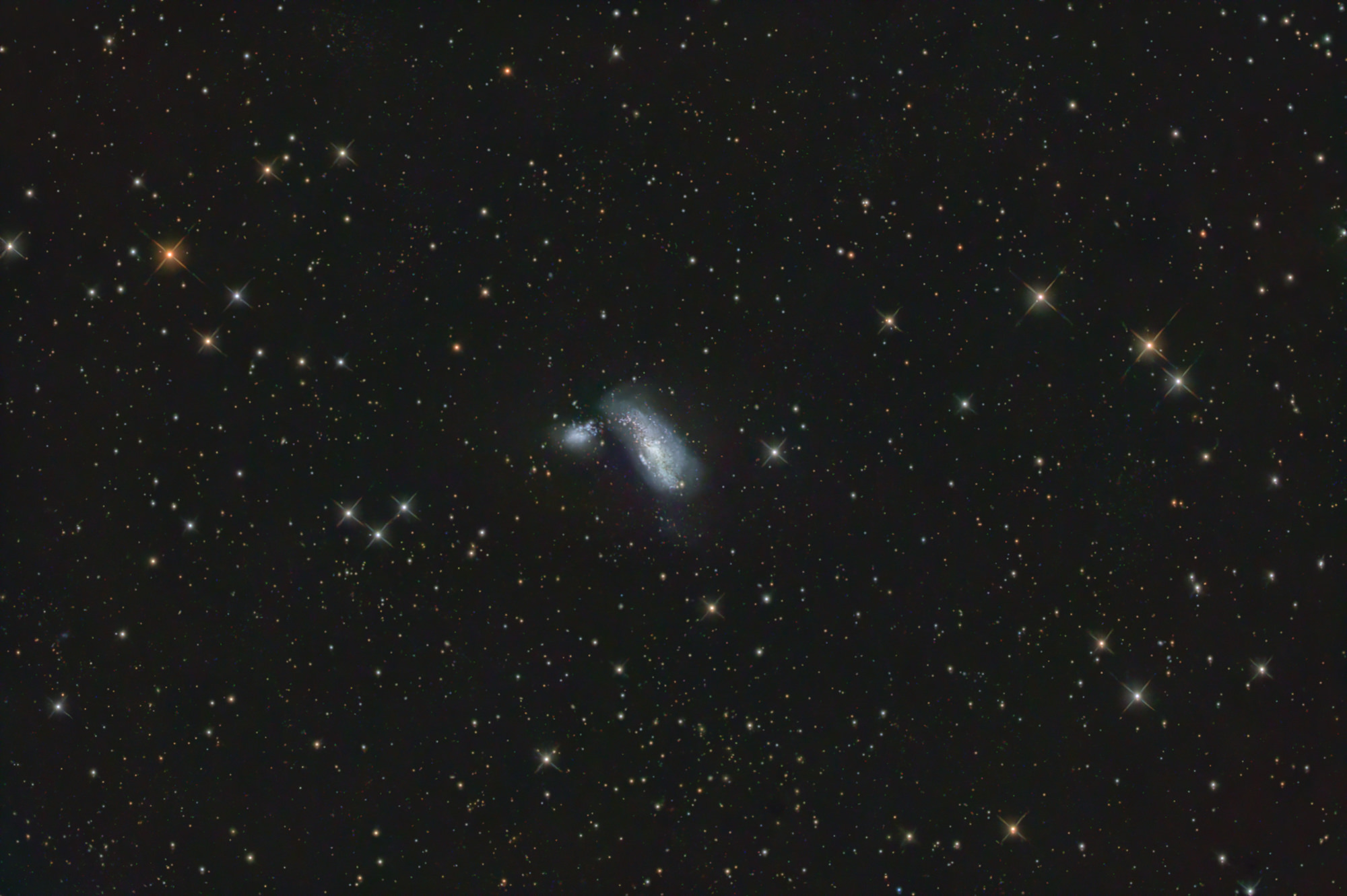 Die Cocoon Galaxy ARP269 ist ein interagierendes Galaxienpaar mit aktiven Sternentstehungsregionen. Die beiden Galaxien sind durch einen Gezeitenarm verbunden. Das Zentrum von NGC4490 besteht aus zwei getrennten Strukturen – vermutlich als Ergebnis einer Kollision zweier kleinerer Sternhaufen. Das Galaxienpaar ist von diffusen Sternwolken umgeben.